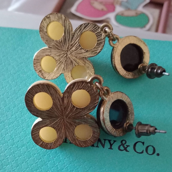 Vintage Enameled Black & Cream Flower Earrings - Picture 2 of 2